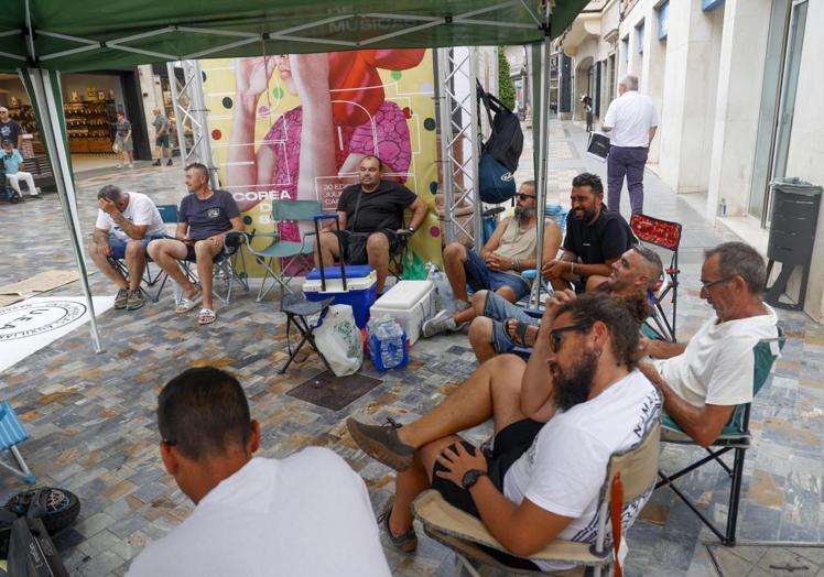 Trabajadores declarados en huelga de hambre, concentrados este miércoles en plaza Castellini.