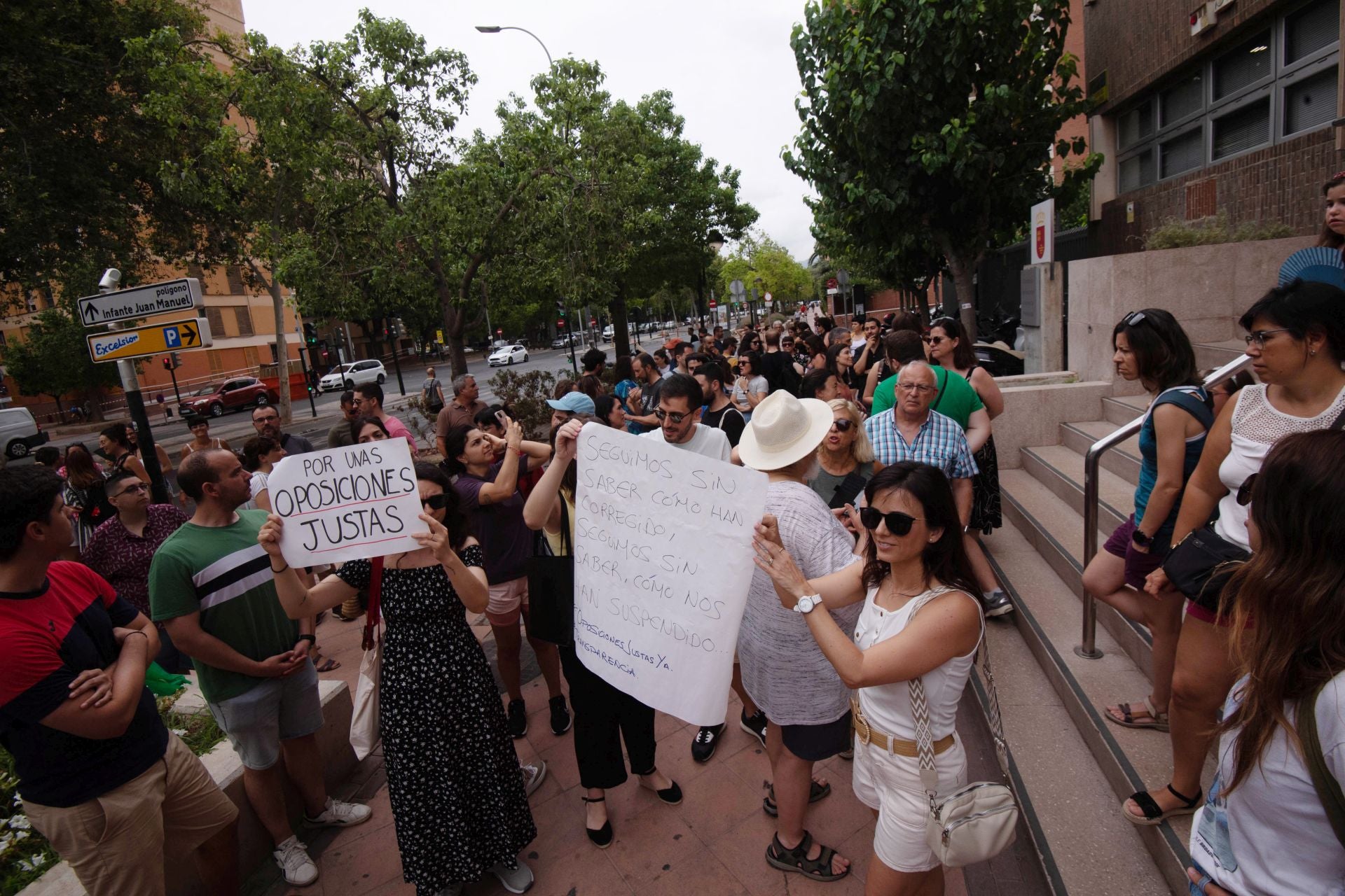 La protesta por las oposiciones para profesor de secundaria en la Región de Murcia, en imágenes
