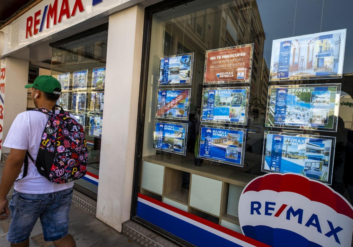 Escaparate de una inmobiliaria en Murcia, en una imagen de archivo.