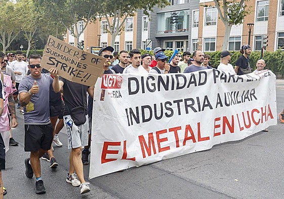 Los trabajadores, este miércoles, manifestándose en el paseo Alfonso XIII.