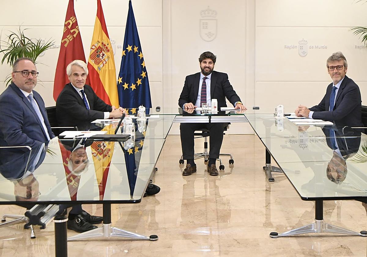 Chema Casas, director territorial de Telefónica en la Región; Borja Ochoa, presidente de Telefónica España; Fernando López Miras y Luis Alberto Marín, consejero de Economía de la Región de Murcia.