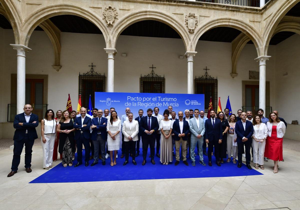 Autoridades y representantes de las entidades del sector, este miércoles, en el acto de rúbrica del acuerdo.