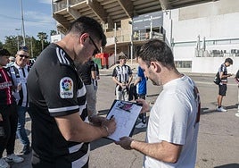 Los aficionados recogen firmas contra la gestión de Belmonte en una de las protestas junto al estadio Cartagonova