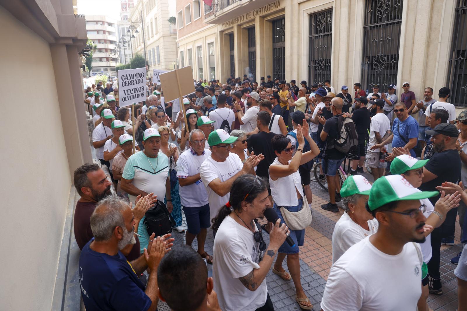 La protesta de los vecinos de Villas Caravaning, en imágenes