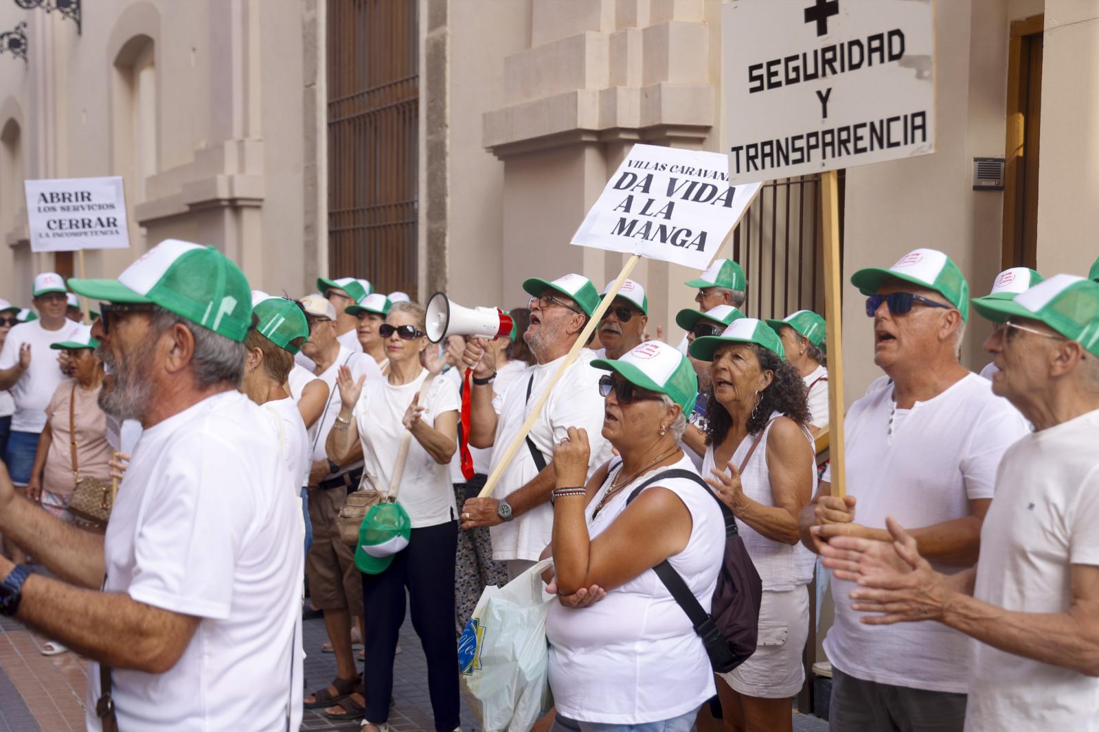 La protesta de los vecinos de Villas Caravaning, en imágenes