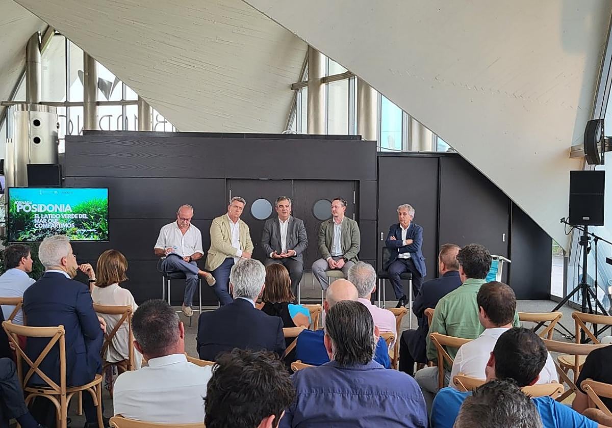 Mesa redonda celebrada ayer en Valencia sobre la posidonia.
