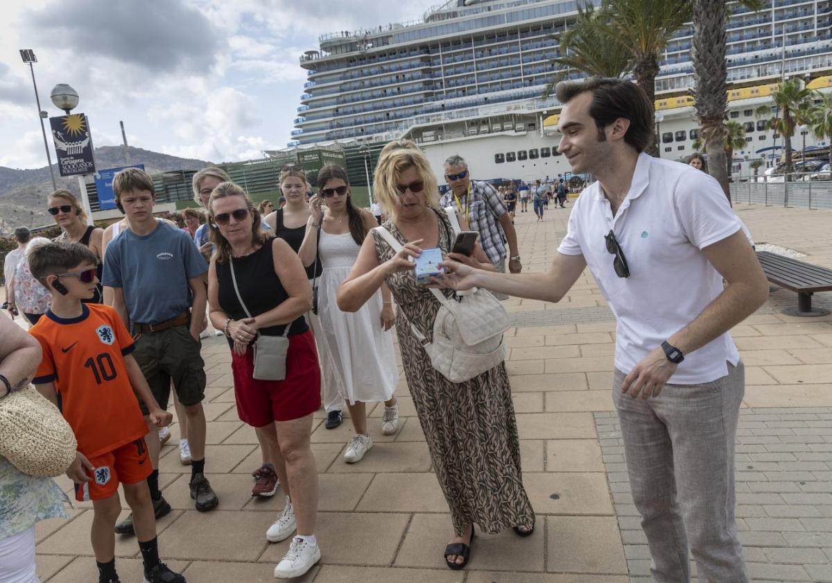 Reparto de fruta de hueso, ayer, entre los cruceristas.