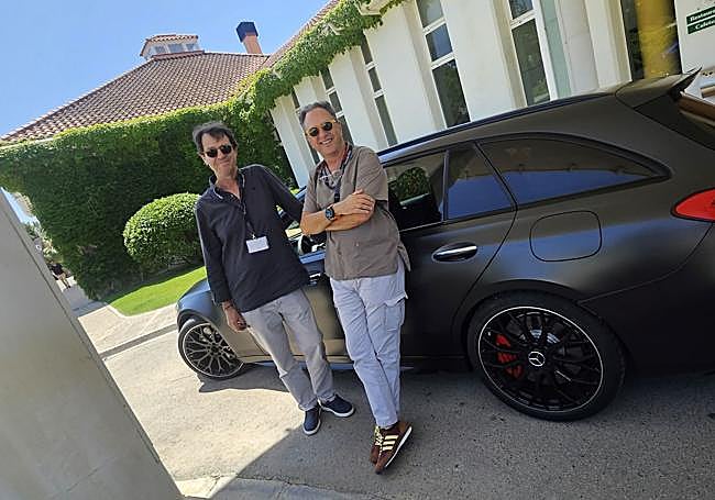 Momento motor. Fco.Javier Ruiz (i) y José Enrique Pérez, tras disfrutar de la conducción del Mercedes AMG C63.