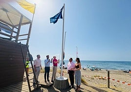 El alcalde iza la Bandera Azul ante el director del Instituto de Turismo y los concejales de Emergencias, Turismo y Medio Ambiente.