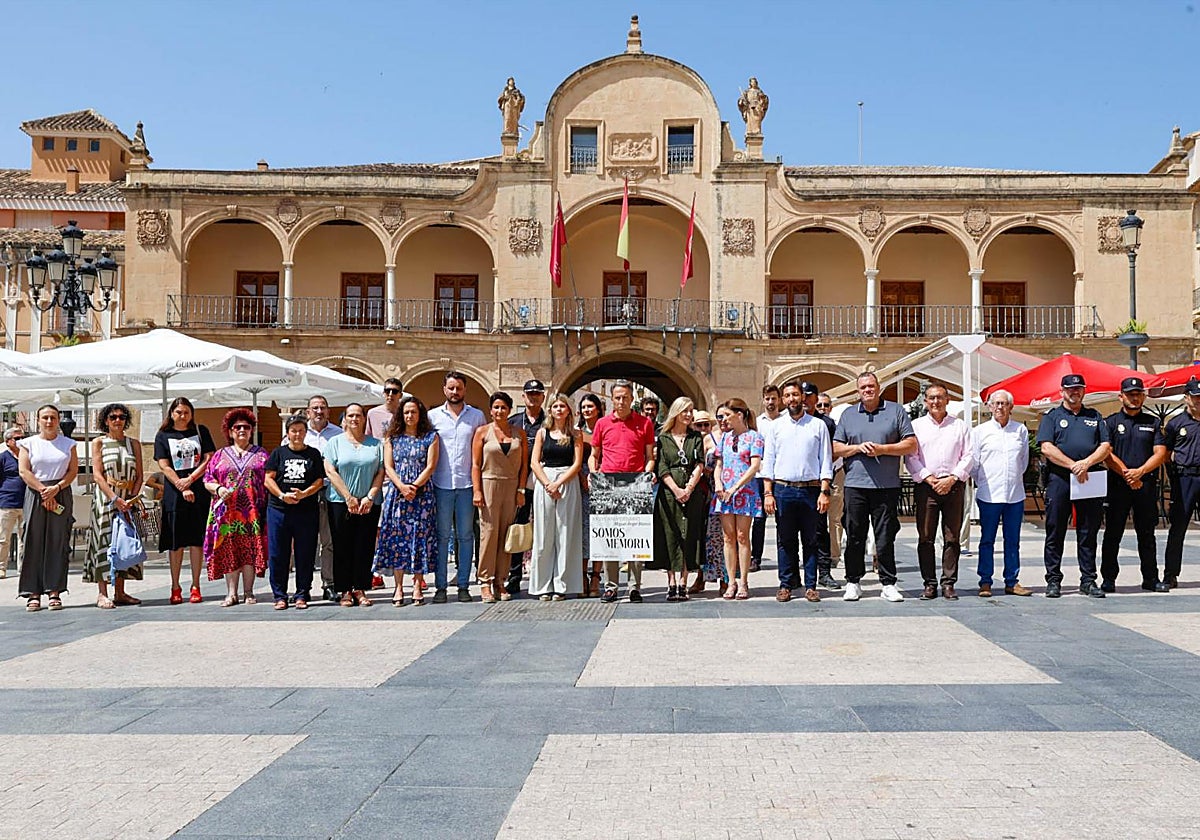 Minuto de silencio en la plaza de España para rendir homenaje a Miguel Ángel Blanco.