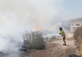 Un bombrero trabajando en la zona.