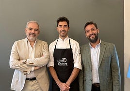 El director general de Turismo, flanqueado por el director de la oficina de Turismo en Roma y el chef de Almo.