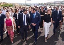 López Miras y Óscar Puente (centro), junto a otras autoridades, este viernes durante la inauguración del Arco Noroeste.