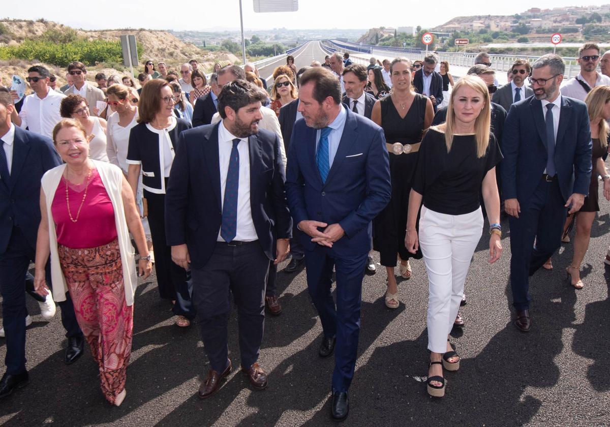 López Miras y Óscar Puente (centro), junto a otras autoridades, este viernes durante la inauguración del Arco Noroeste.