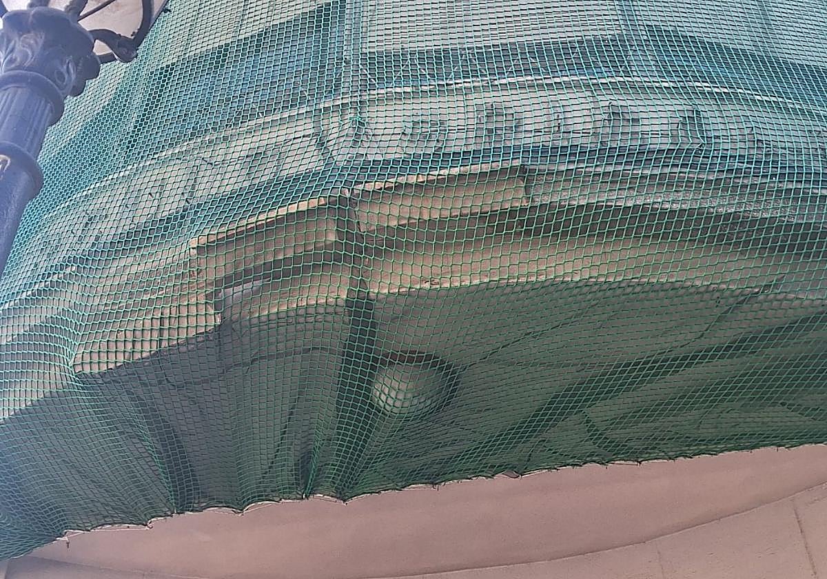 Desprendimiento reciente de la cornisa.