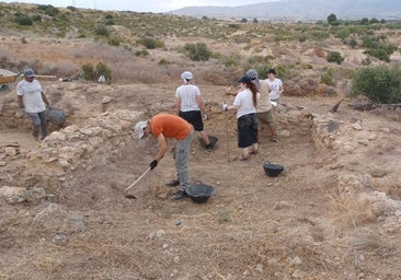 Estudiantes y arqueólogos, esta semana, en el yacimiento, durante la campaña de excavaciones.