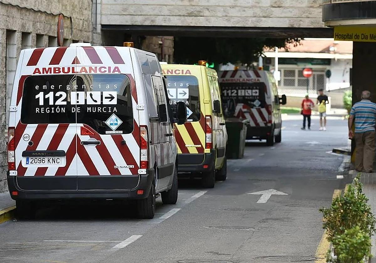Ambulancias en el hospital Moralws Meseguer de Murcia, en una imagen de archivo.