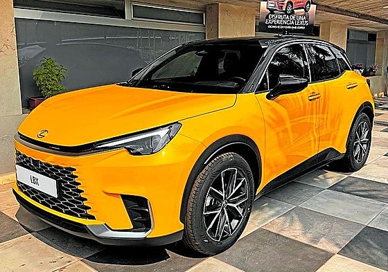 El Lexus LBX en las instalaciones del Real Murcia Club de Tenis 1919.