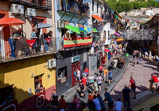 Vista del primer encierro desde un balcón de Moratalla.