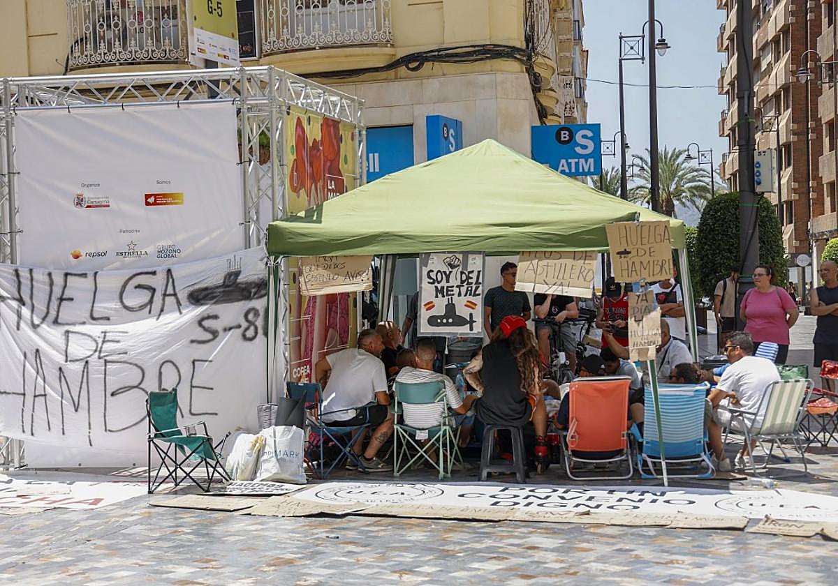 Trabajadores declarados en huelga de hambre, ayer.