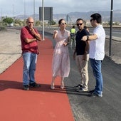 La alcaldesa, ayer, con técnicos, en la zona de las obras.