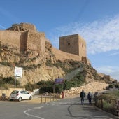 Imagen exterior de la alcazaba, con la torre Alfonsina.