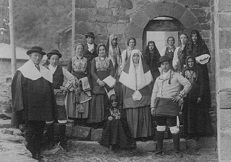 Indumentaria tradicional del valle de Roncal, imagen tomada en Urzainqui en 1924.
