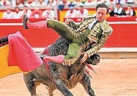 Momento de la cogida a Rafaelillo, en Pamplona.