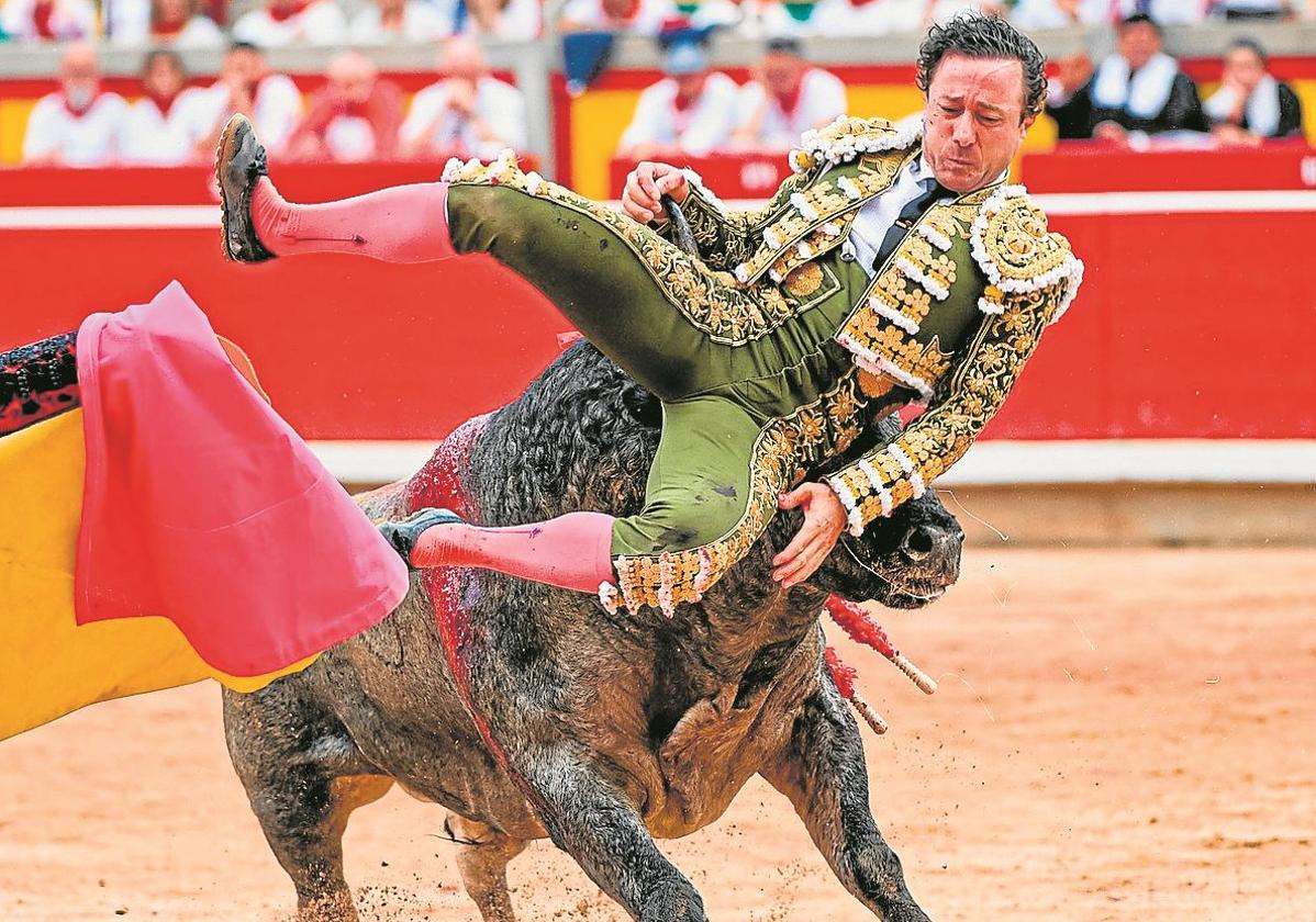 Momento de la cogida a Rafaelillo, en Pamplona.