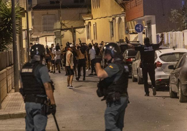 Disturbios en las calles de Torre Pacheco, en la noche de este sábado.