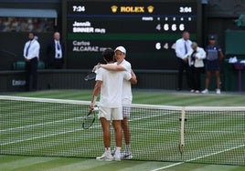 Sinner y Alcaraz se abrazan tras la final de Wimbledon, este domingo.