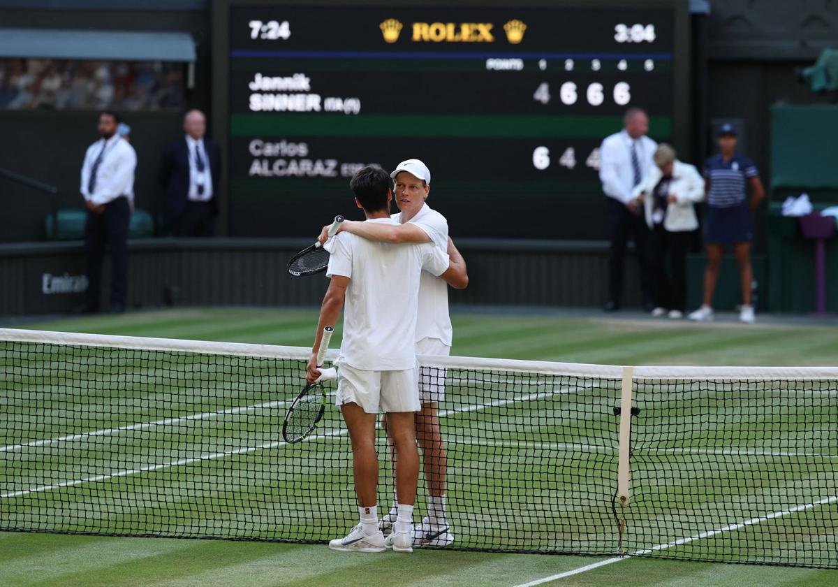Sinner y Alcaraz se abrazan tras la final de Wimbledon, este domingo.