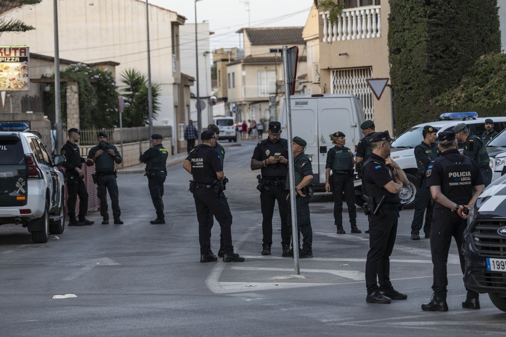 75 agentes tratan de frenar la espiral de violencia en Torre Pacheco, en imágenes