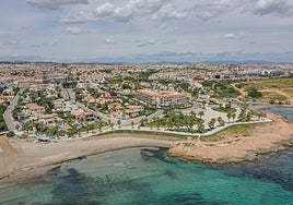 Vista de playa Flamenca en Orihuela Costa, una de las zonas turísticas del litoral oriolano.