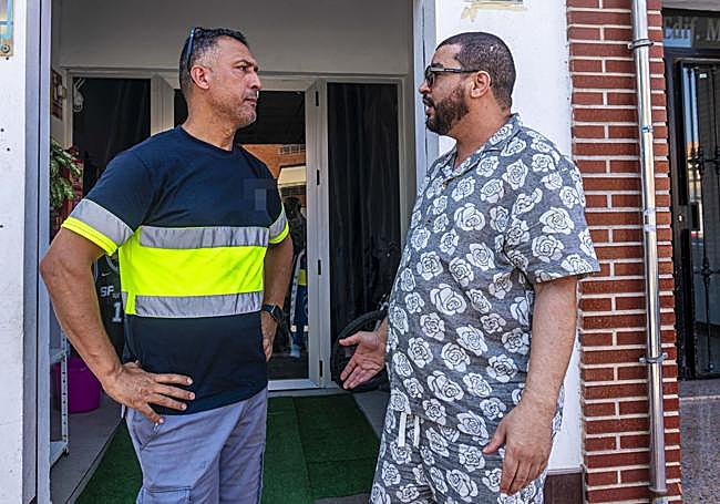 Nabil y Abdelalli charlan este domingo, tras los incidentes.