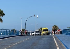 Vehículos y una ambulancia de servicio, parados ante la avería del puente del Estacio de este domingo.