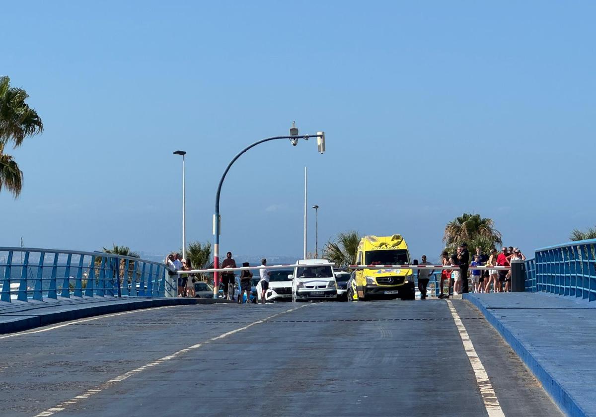 Vehículos y una ambulancia de servicio, parados ante la avería del puente del Estacio de este domingo.
