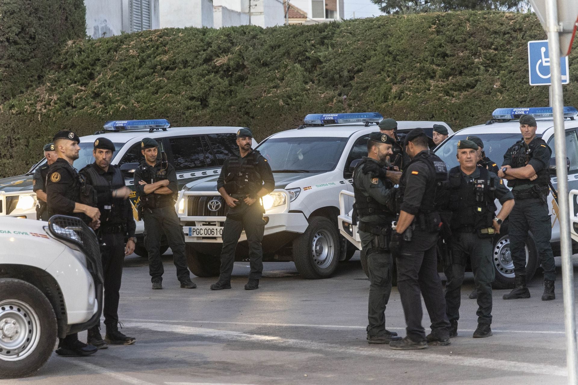 75 agentes tratan de frenar la espiral de violencia en Torre Pacheco, en imágenes