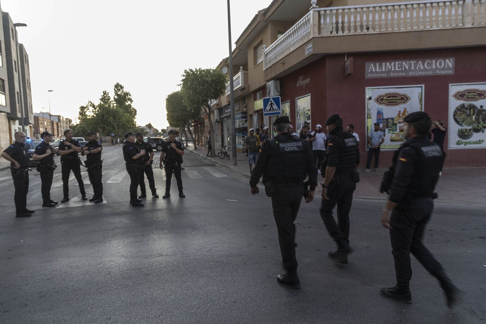 75 agentes tratan de frenar la espiral de violencia en Torre Pacheco, en imágenes