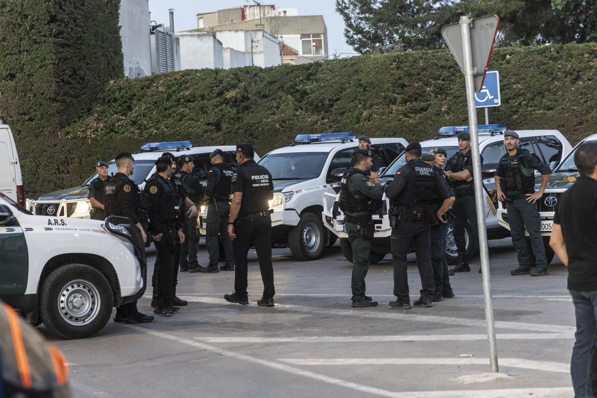 75 agentes tratan de frenar la espiral de violencia en Torre Pacheco, en imágenes