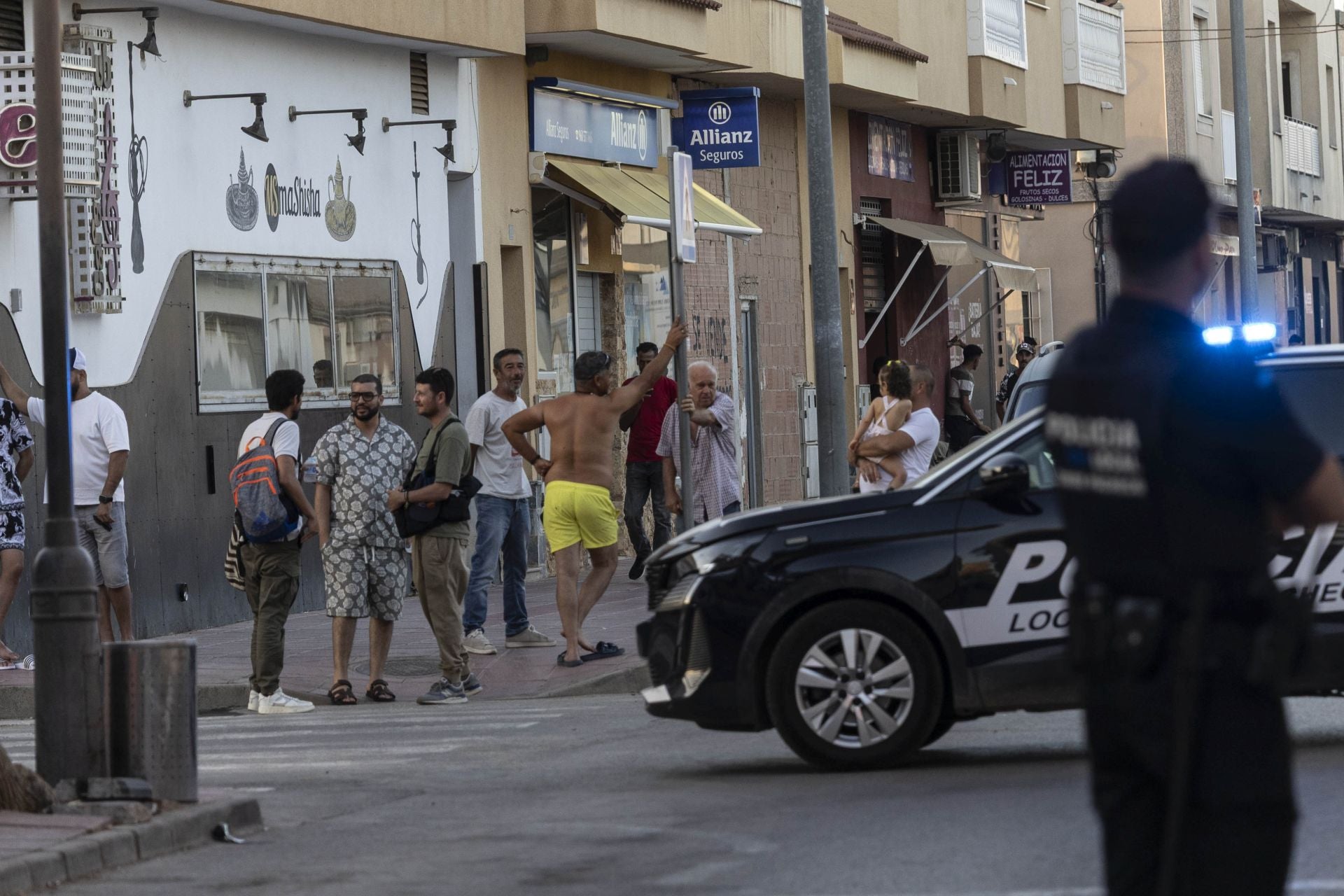 75 agentes tratan de frenar la espiral de violencia en Torre Pacheco, en imágenes