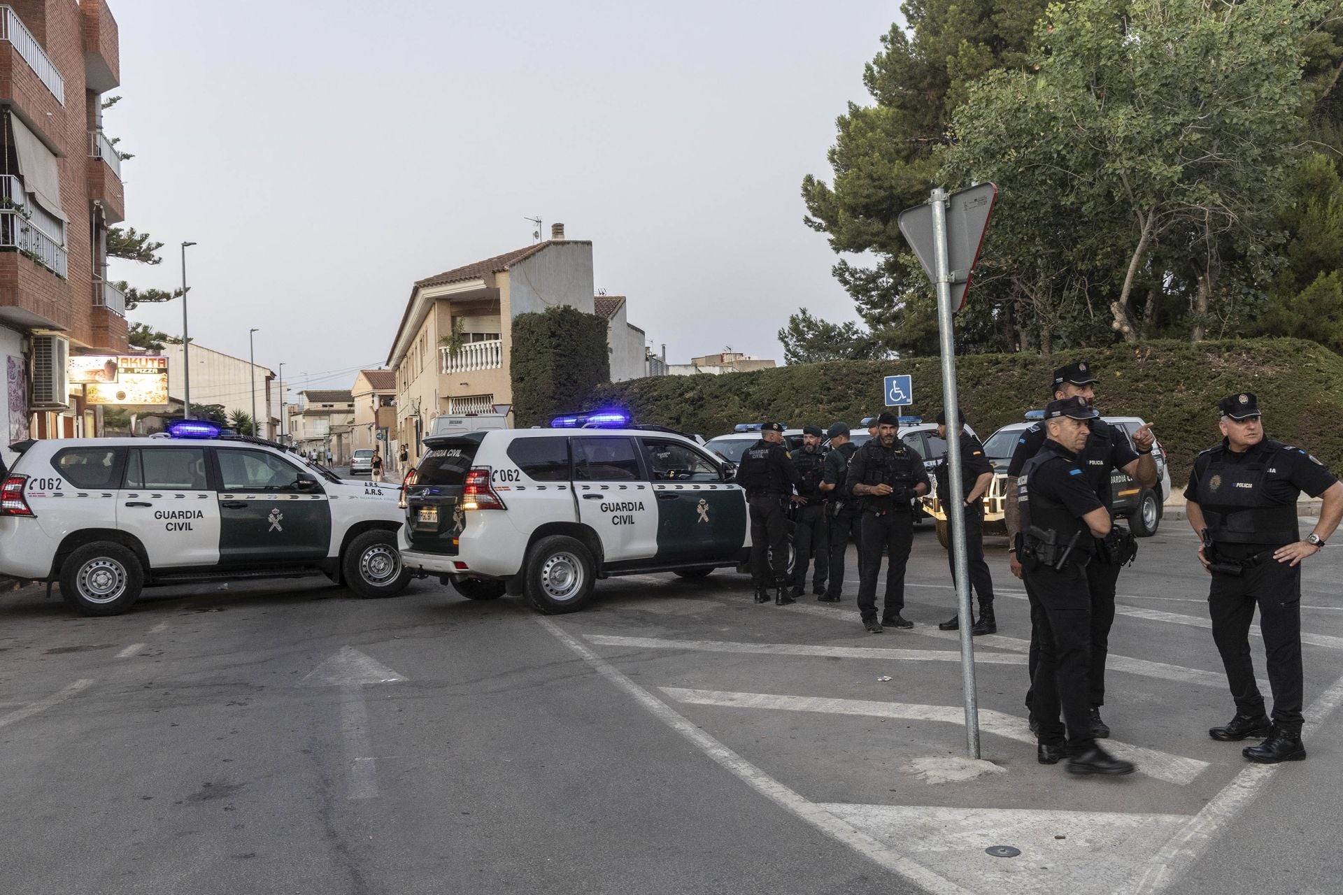 75 agentes tratan de frenar la espiral de violencia en Torre Pacheco, en imágenes