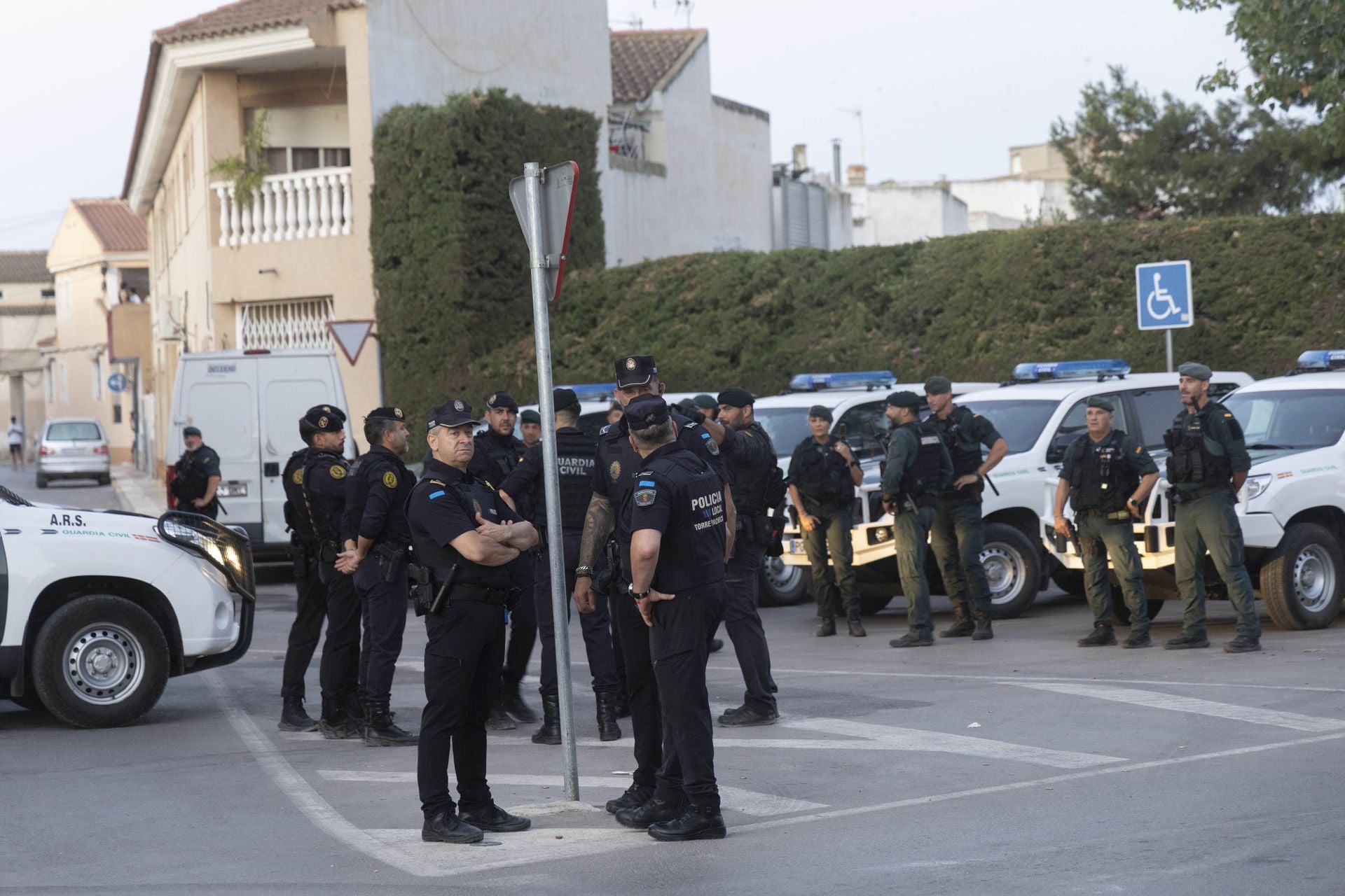 75 agentes tratan de frenar la espiral de violencia en Torre Pacheco, en imágenes
