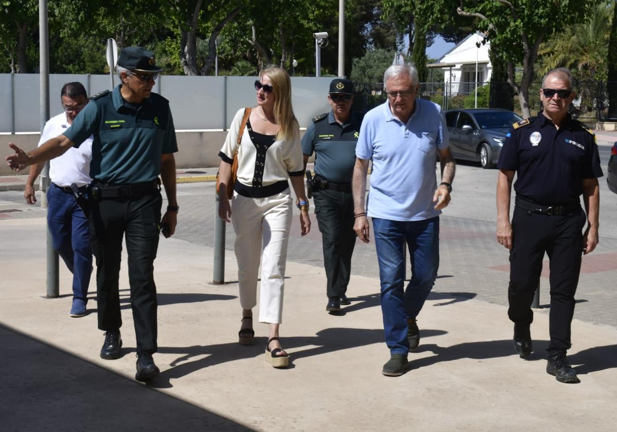 La delegada del Gobierno, Mariola Guevara, y el alcalde de Torre Pacheco, Pedro Ángel Roca, este sábado, junto a mandos de Guardia Civil y Policía Local.