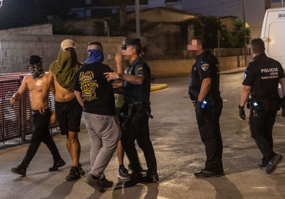 Los agentes de la Policía Local de Torre Pacheco, durante los altercados del sábado por la noche.