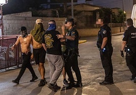 Los agentes de la Policía Local de Torre Pacheco, durante los altercados del sábado por la noche.