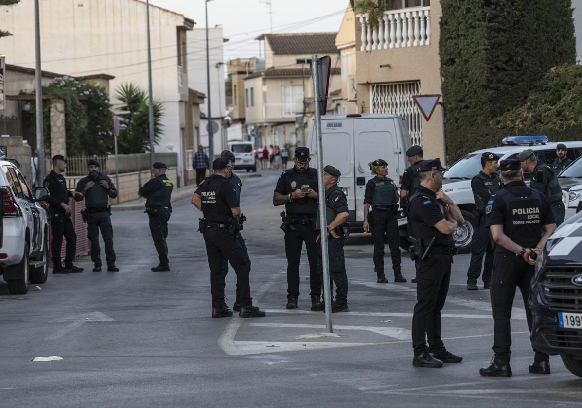 Agentes de la Guardia Civil y la Policía Local, este domingo, en Torre Pacheco.