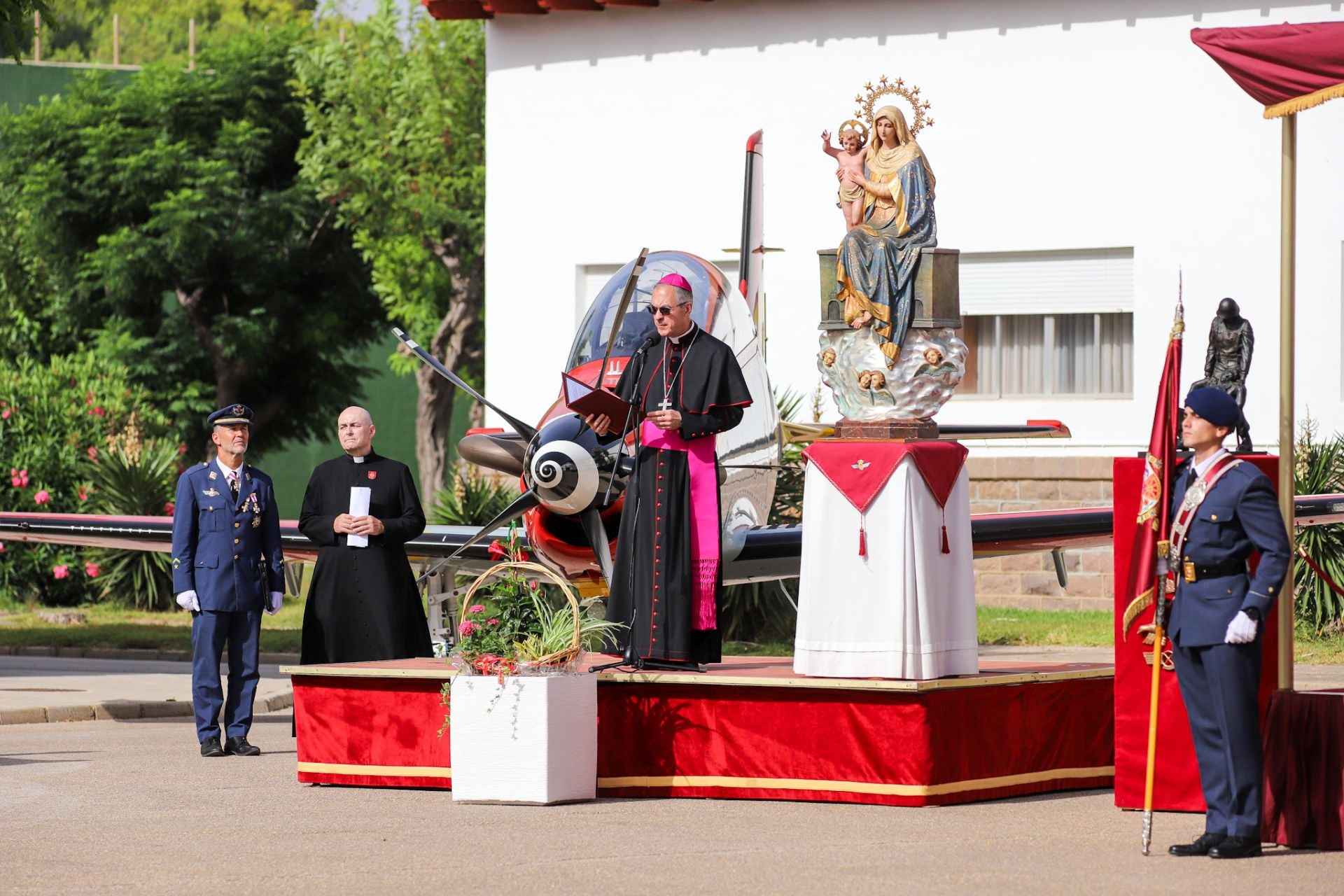 El Rey preside el acto de entrega de despachos en la Academia General del Aire de San Javier