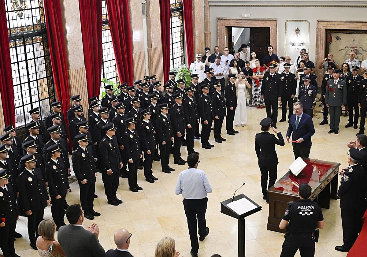 La jura de los nuevos agentes de la Policía Local, en imágenes