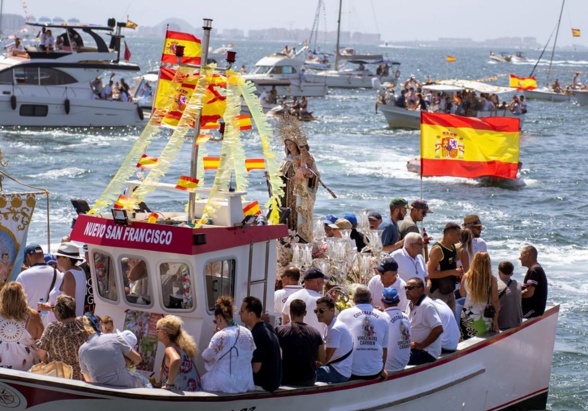 La Virgen del Carmen, escoltada por decenas de embarcaciones, en la popular romería marítima en aguas del Mar Menor.